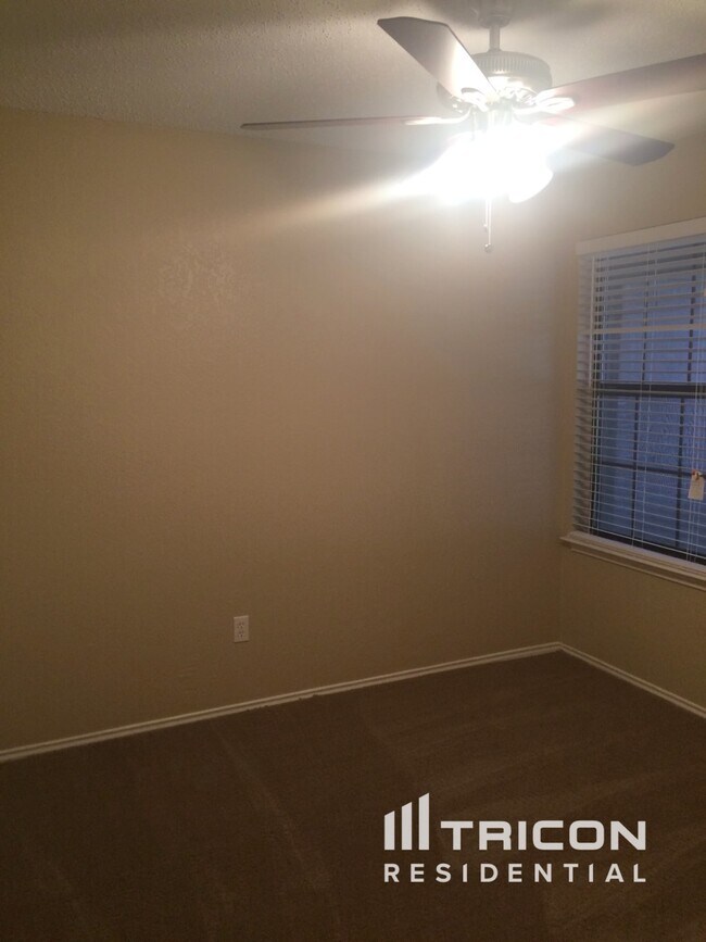 Foto del edificio - 708 Leedsfield Ct
