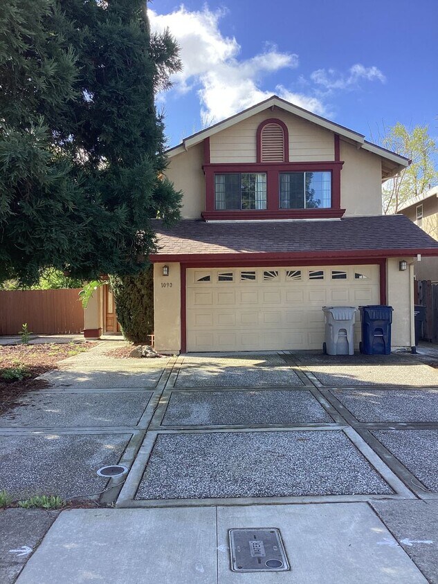 Building Photo - COMING SOON - Natomas Charm: Spacious 3 Be...
