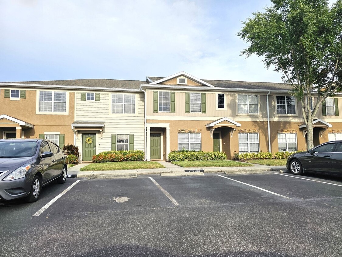 12318 Foxmoor Peak Dr, Riverview, FL 33579 Townhome Rentals in