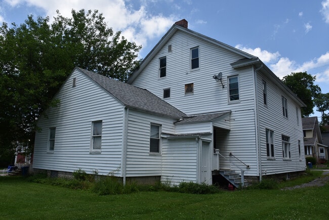 Building Photo - 566 North St