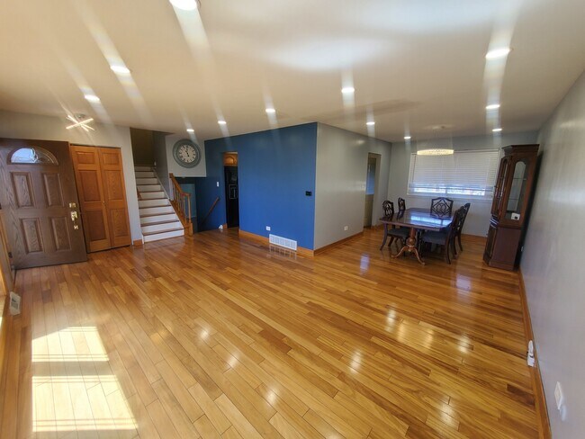 Building Photo - 680 Manor Ct