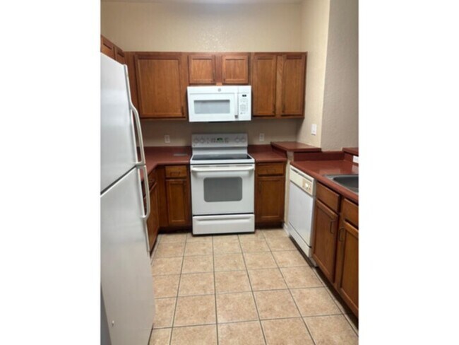Building Photo - 2 bed 2 bath w den condo GATED Community