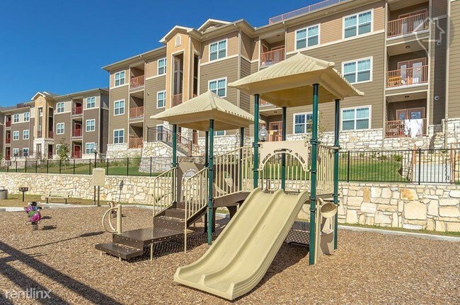 Foto del edificio - 1044 Norwood Park Blvd