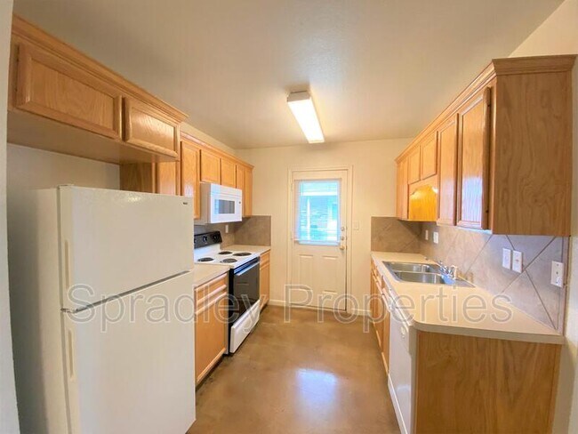 Building Photo - 5700B Luxor Dr