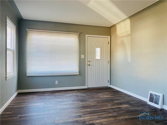 Foto del edificio - 3263 Blackstone Dr