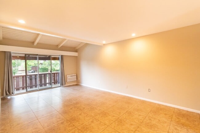 Building Photo - One Bedroom Condo w/ On-Site Parking Near ...