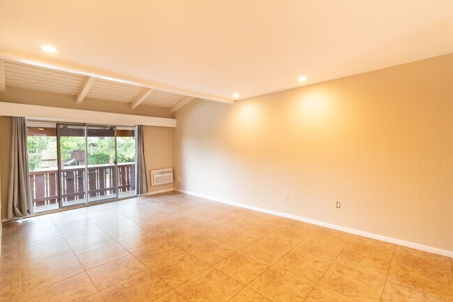 Foto del edificio - One Bedroom Condo w/ On-Site Parking Near ...