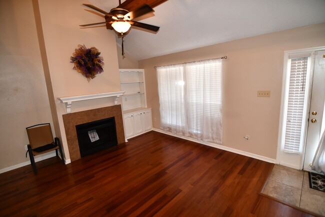 Building Photo - Location!  Location!  Updated, 2 bedroom, ...