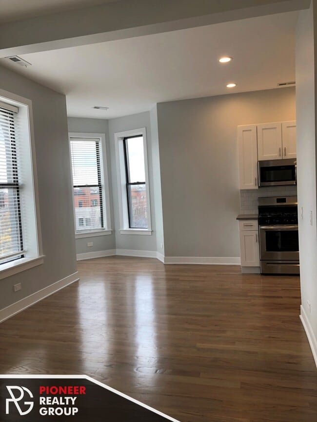 Building Photo - 358 W Dickens Ave