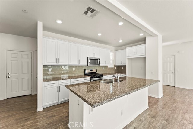 Foto del edificio - 6111 Rosewood Way