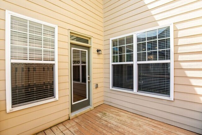 Building Photo - 4BR Townhome in Gate Community