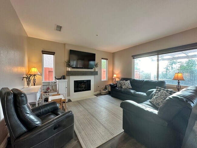 Foto del edificio - Modern Comfort in Vista: 3BR/2.5BA Rental Home with Central AC, 2-Car Garage, and Luxurious Upgra...