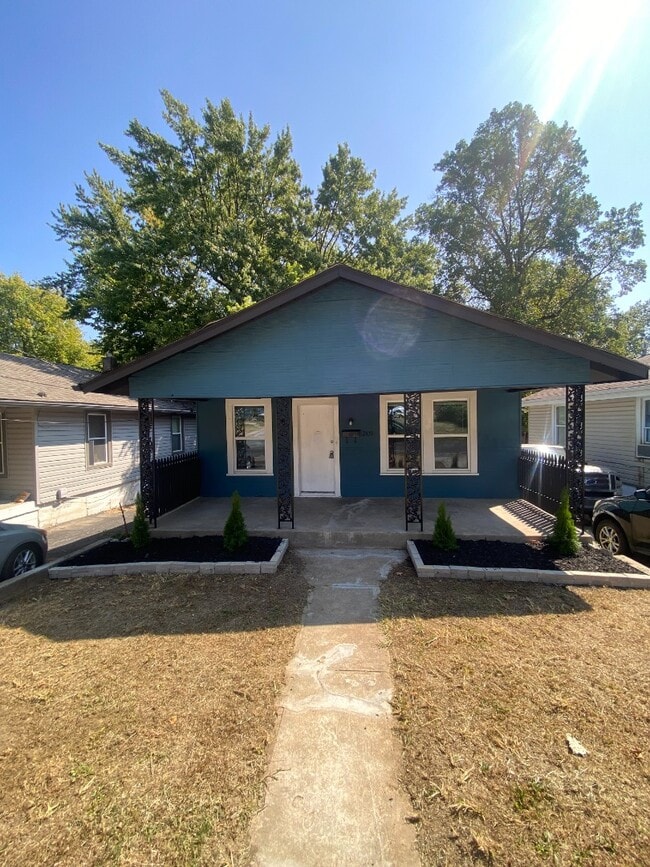 Building Photo - 2430 Wallis Ave