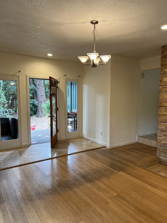 Living room to fenced back yard - 14212 SE River Rd