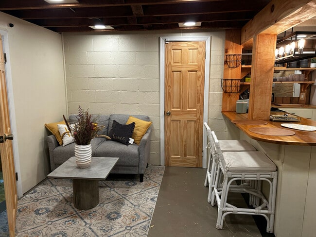 Building Photo - 10166 Glebe Rd