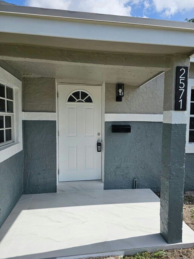 Foto del edificio - 2571 NW 18th Ct