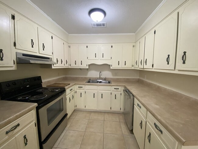 Building Photo - 4532 Hillside Dr