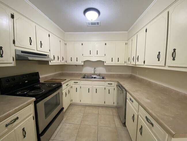 Foto del edificio - 4532 Hillside Dr