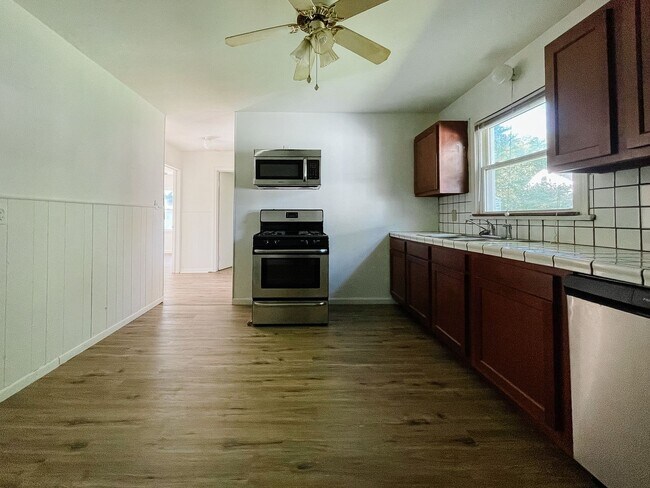 Foto del edificio - 2 Bedroom Home, Fenced in Backyard + Garage! Available soon!