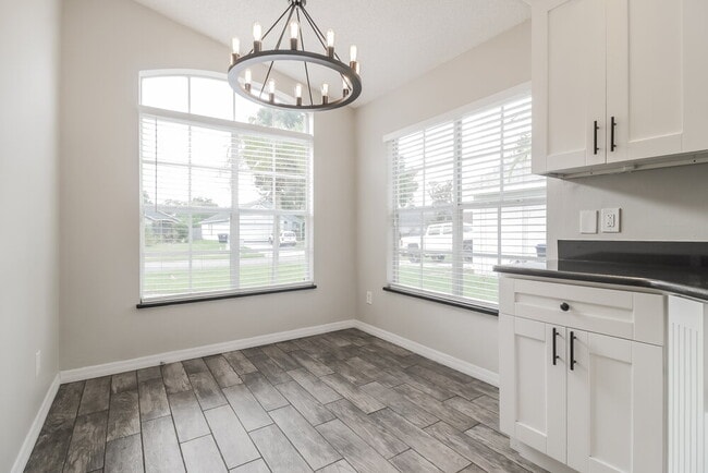 Building Photo - 2630 Delcrest Dr