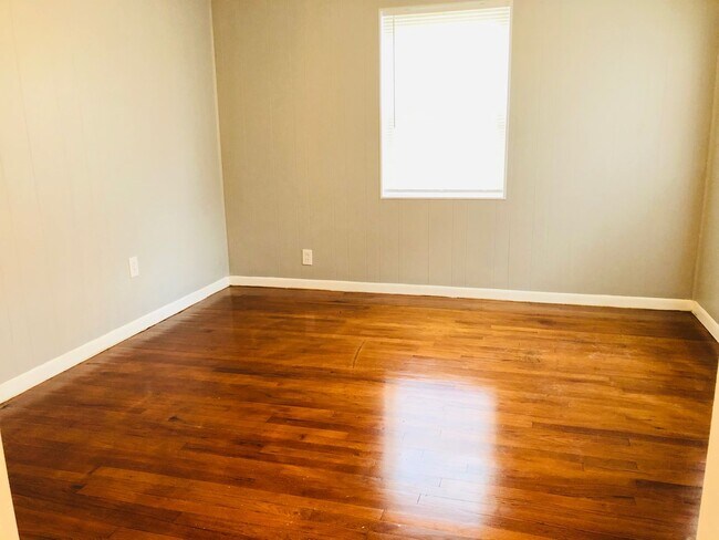 Foto del edificio - 1301 Greenbrier Dr