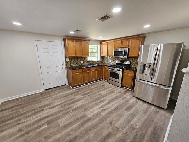Building Photo - 1150 Hawthorn Dr