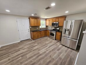 Building Photo - 1150 Hawthorn Dr