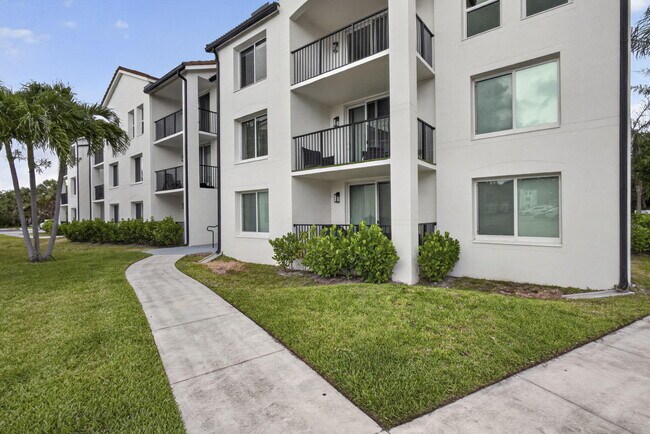 Building Photo - 1002 Villa Cir