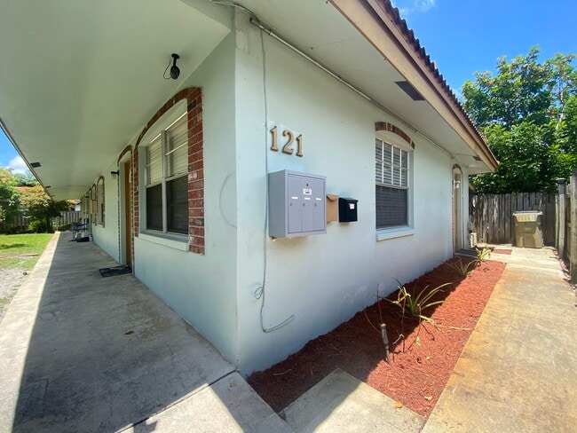 Foto del edificio - 121 SW 15th St