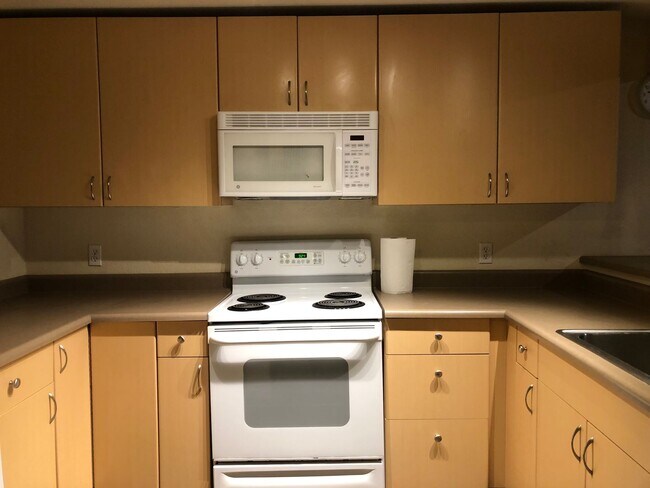 Foto del edificio - Charming 2-Bedroom, 1-Bathroom Condo in Prime Factoria Location