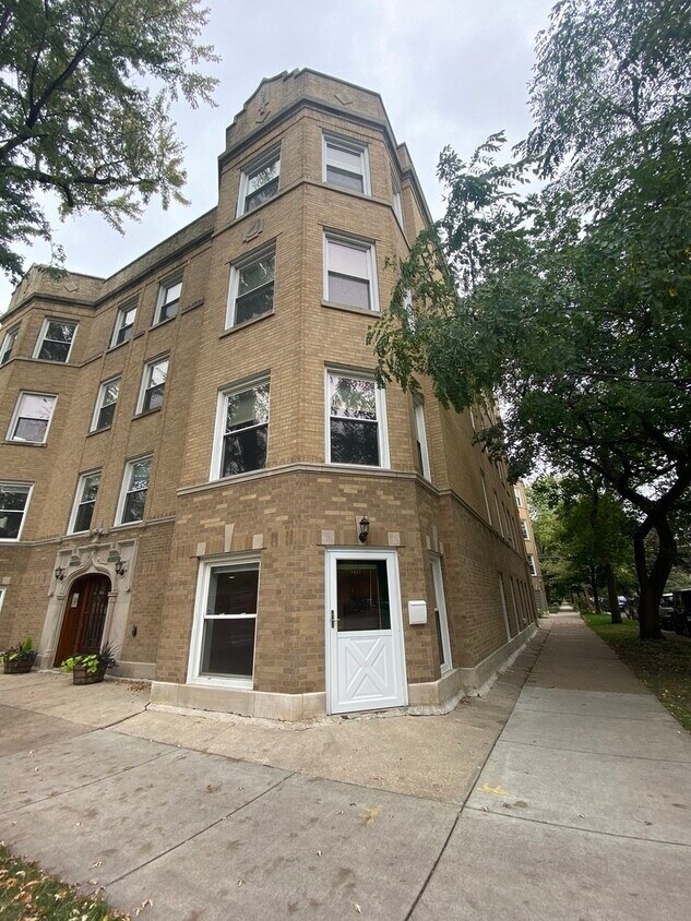 Primary Photo - 1423 W Pratt Blvd
