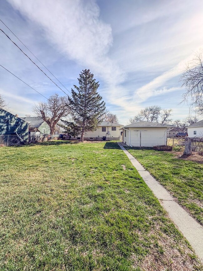 Building Photo - 3 bed 1 bath Laurel Home Available Now!