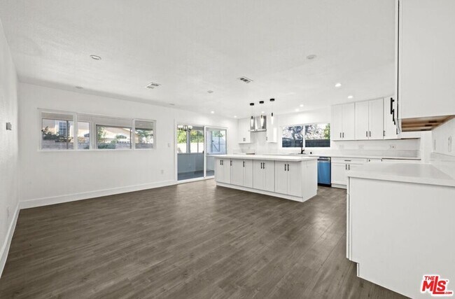 Building Photo - 6257 Lindley Ave