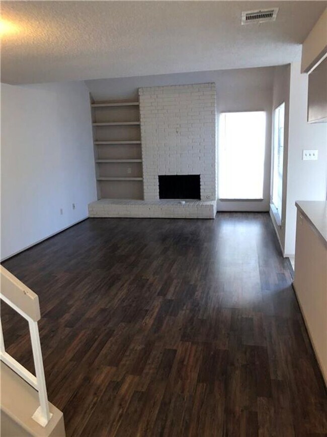 Foto del edificio - Large townhome - Available July