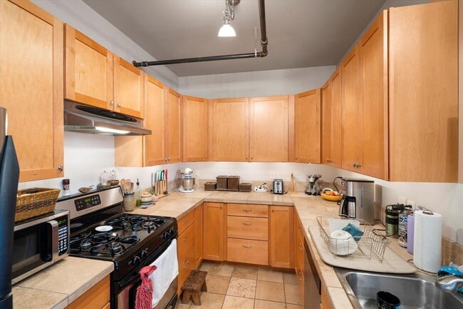 Building Photo - 723 5th Ave E