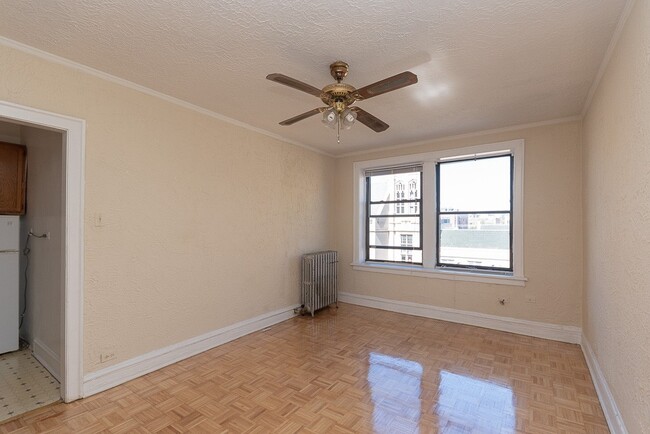 Foto del edificio - 717 W Belmont Ave
