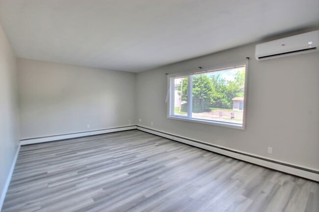 Building Photo - 62 8 St
