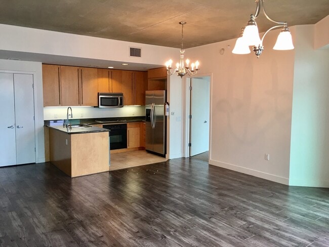 Building Photo - Luxury 16th floor West Facing View 2-bedro...