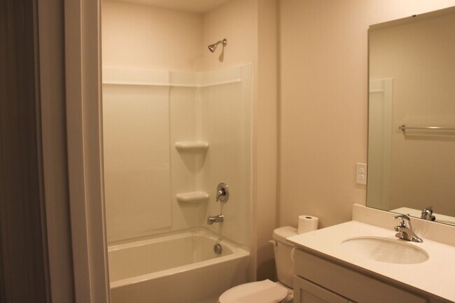 Foto del edificio - Room in 4 Bedroom Home at Clairwood Dr