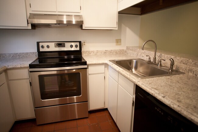 Building Photo - Live in style near UNC.