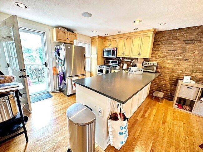 Building Photo - 187 Everett St