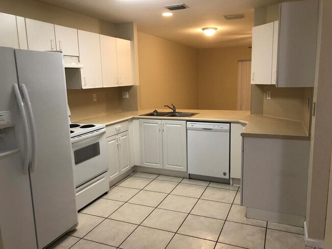Building Photo - 845 Summit Lake Dr