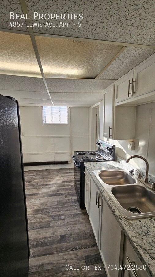 Foto del edificio - 4910 Lewis Ave