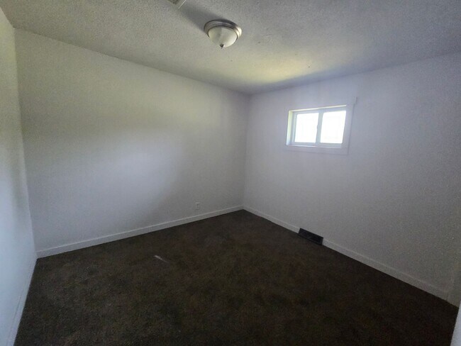 Foto del edificio - 3 bed 1 bath w/ fireplace!