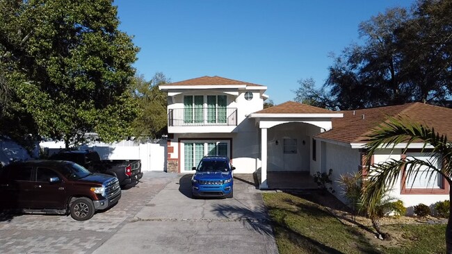 Building Photo - 1107 Seffner Valrico Rd