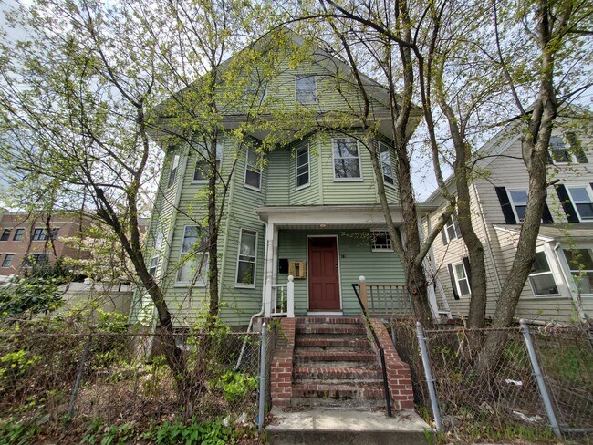 Building Photo - 12 Bennett St