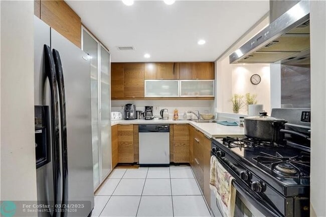 Building Photo - 3140 S Ocean Dr
