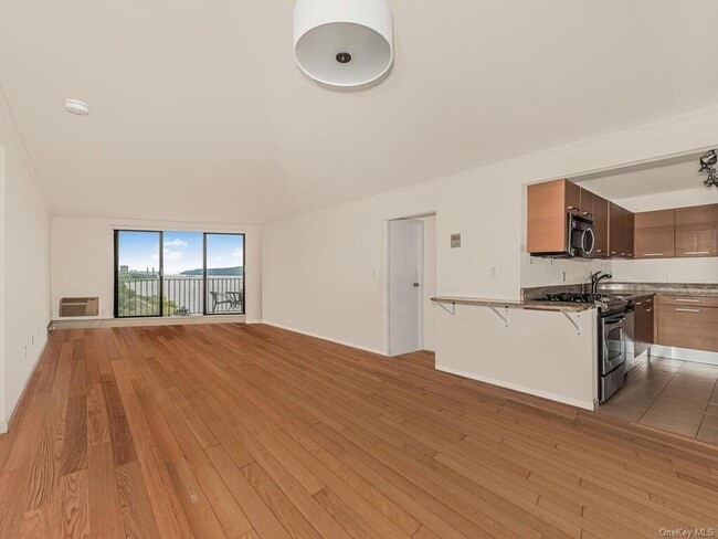 Building Photo - 1155 Warburton Avenue Unit 9R