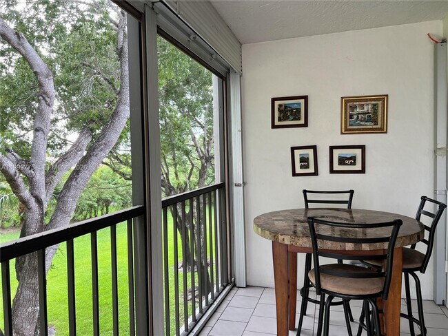 Foto del edificio - 16500 Golf Club Rd