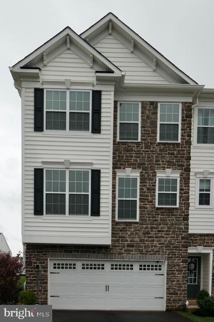 Primary Photo - 221 Cadence Ct